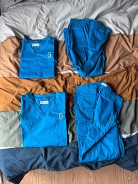 Gérald-Godin scrubs Bright Blue